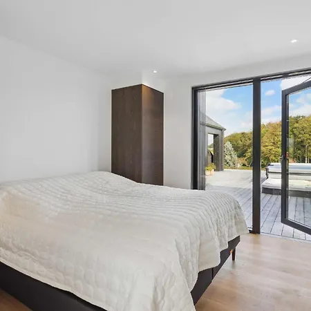 Cozy In With Private Swimming Pool, Be Inside Or Outside